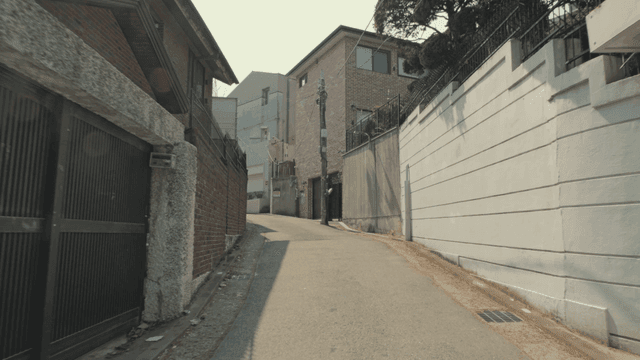 벽돌집이 있는 조용한 주택가 골목