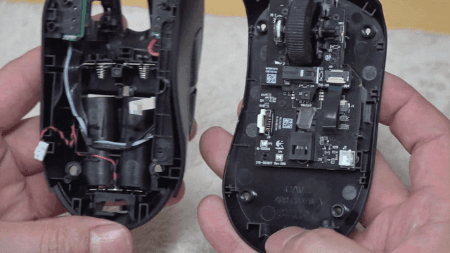 분해된 컴퓨터 마우스 부품들