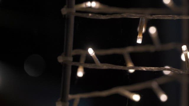 어둠 속 희미하게 불이 켜진 요정 전구