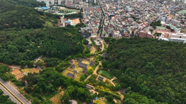 한국 전통 마을이 있는 도시 풍경