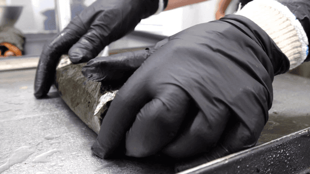 조리대 위에서 빵에 김을 말고 있는 과정