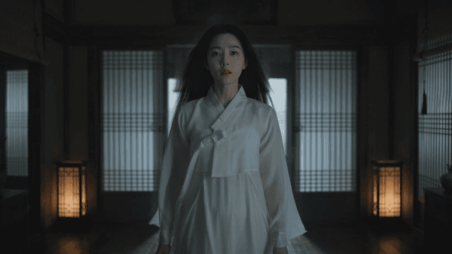 하얀 소복을 입고 들어오는 젊은 여인