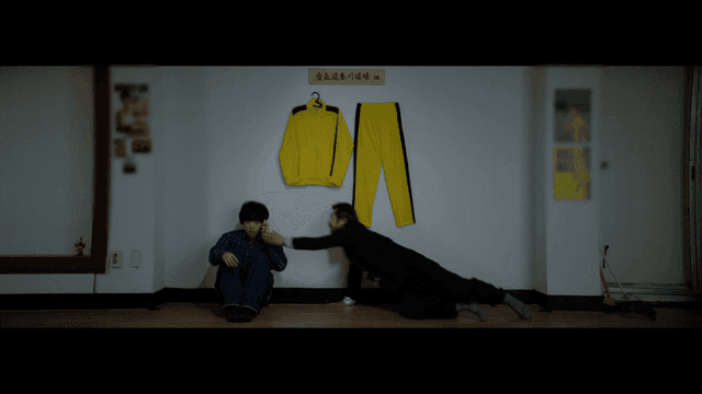 무술 도장에서 진지한 전화하는 젊은 남자를 말리는 남자