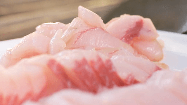 접시에 담긴 신선한 생선회