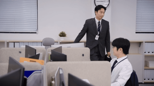 현대 사무실의 직장인들