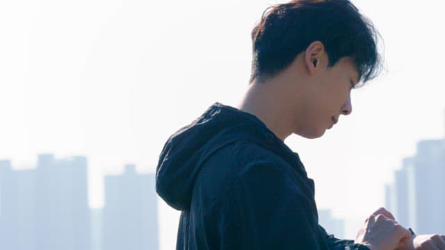 야외에서 스마트워치를 확인하는 남성