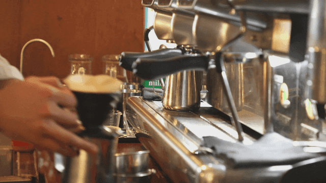 바리스타가 에스프레소 머신으로 준비하는 커피