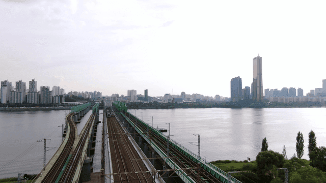 강과 철도 다리가 있는 도시 고층빌딩