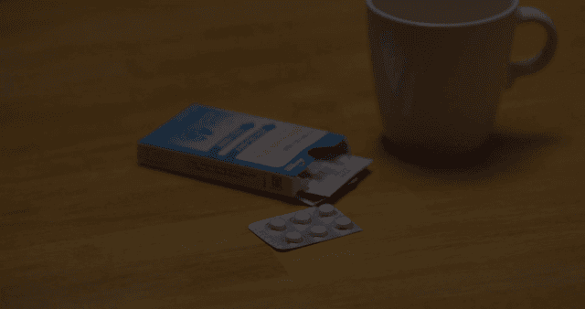 나무 테이블 위의 약과 컵