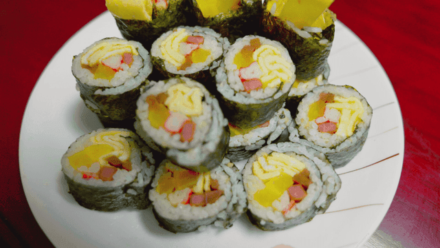 갓 만든 김밥 롤 한 접시