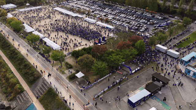 많은 사람들이 모인 대규모 야외 행사