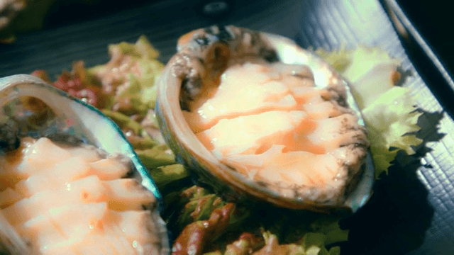 상추 위에 얹어진 신선한 전복