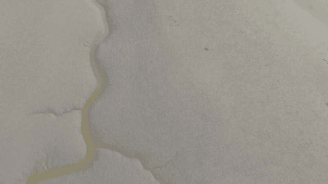 배들이 있는 갯벌의 항공 뷰