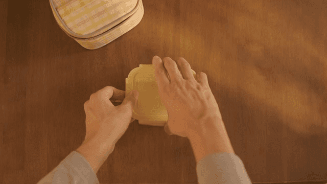 오믈렛이 담긴 도시락을 가방에 넣는 손