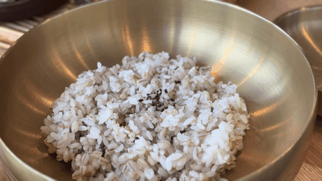 테이블 위의 보리밥 철제 그릇