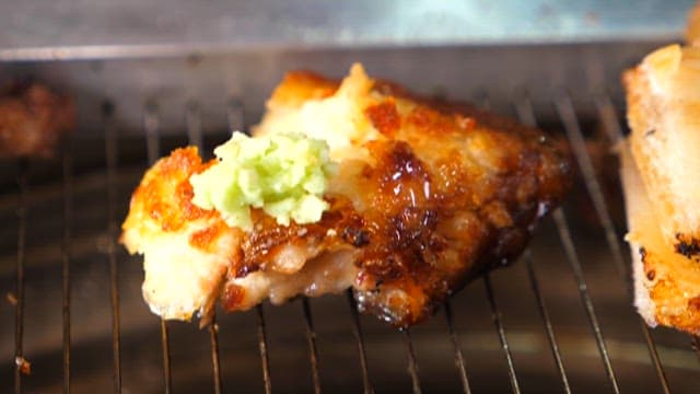 그릴에서 구운 먹음직스러운 생선