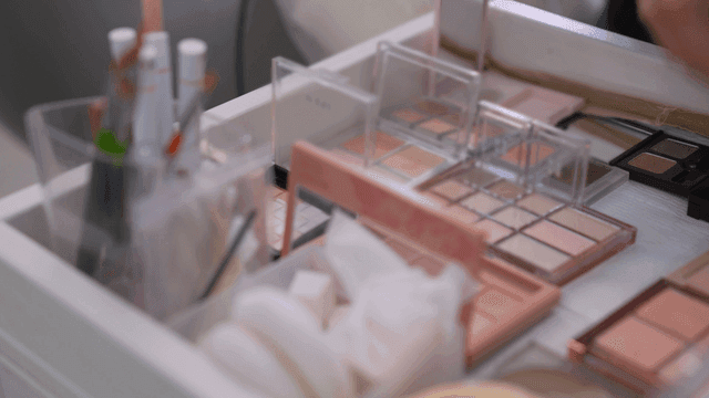 화장대 위 다양한 화장품