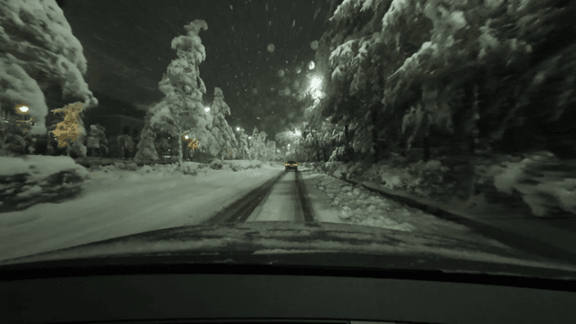 눈 오는 날 밤의 도로주행