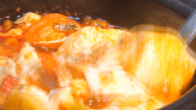 채소와 함께 끓고 있는 매운 순두부 찌개