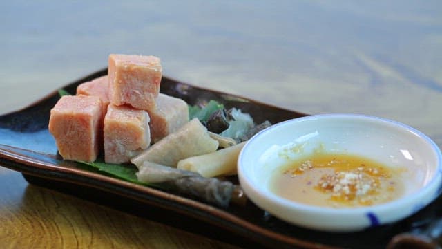 기름장과 함께 플레이팅된 신선한 홍어애와 껍질