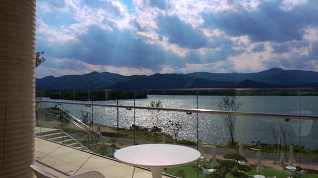 구름 사이로 햇빛이 비치는 강가