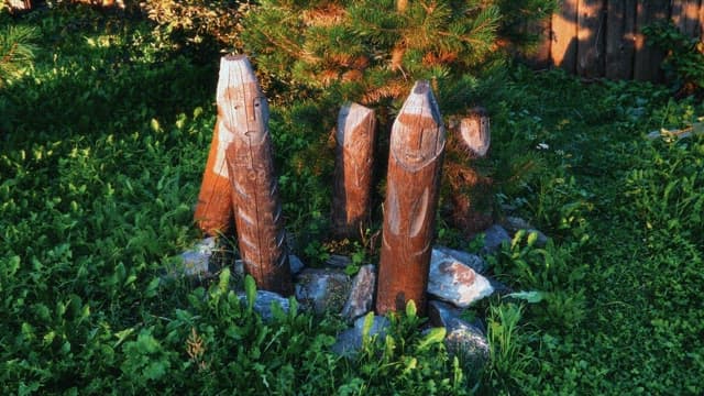 햇볕이 드는 정원의 나무 조각상