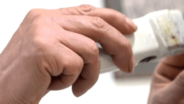 이발기로 머리를 자르는 이발사