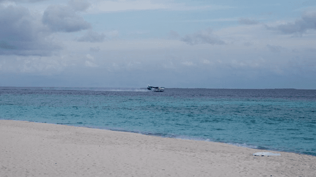 고요한 해변에서 이륙하는 수상 비행기