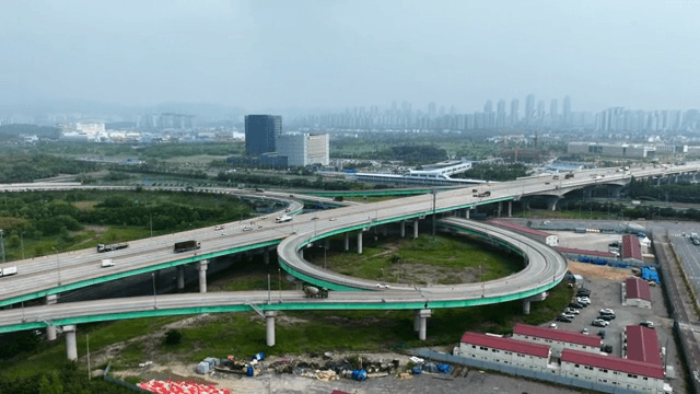 고속도로와 도시 스카이라인의 항공 뷰