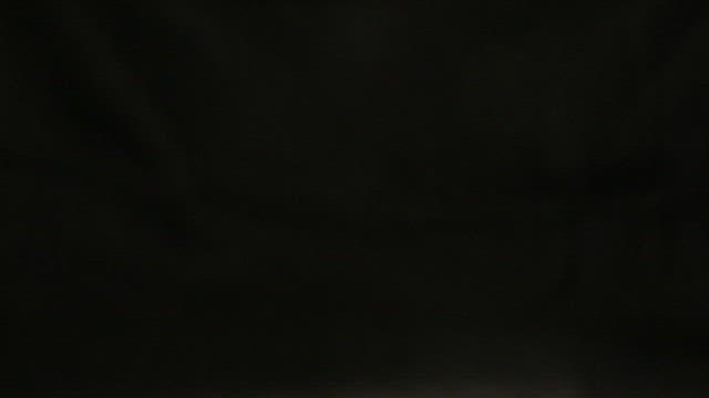 흰 접시에 담긴 밀랍떡으로 만든 강정