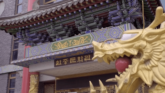 문화센터의 화려한 용 조각상