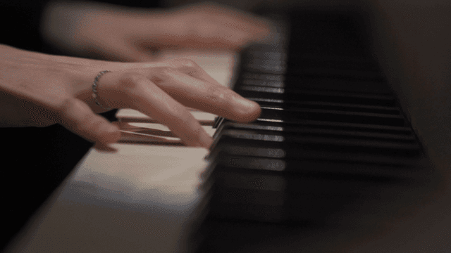 피아노 건반을 우아하게 연주하는 손