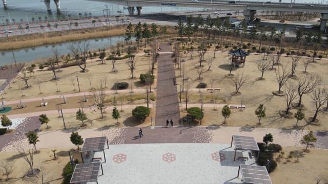길과 강이 있는 공원