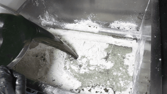 Mugwort water poured into flour in kneading machine
