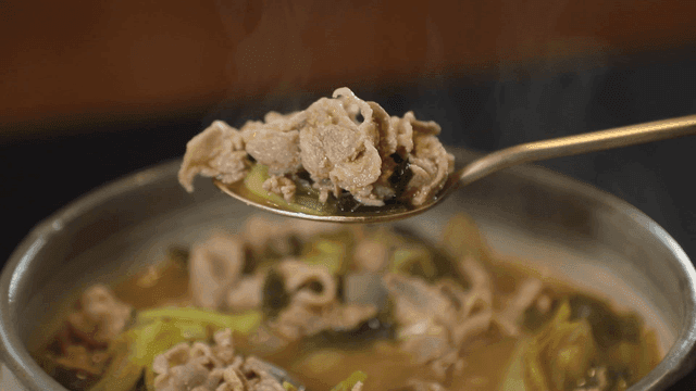 Warm thinly sliced ​​duck perilla seed soup scooped out with spoon