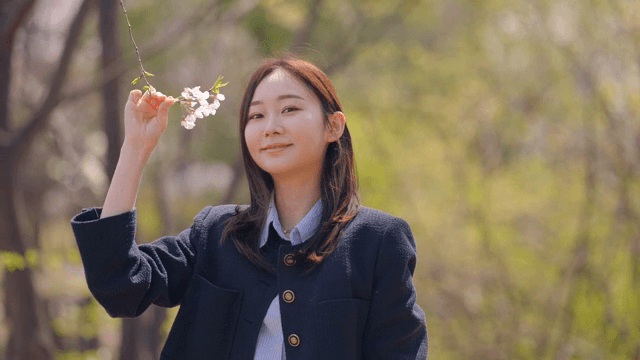 야외에서 벚꽃을 즐기는 여성