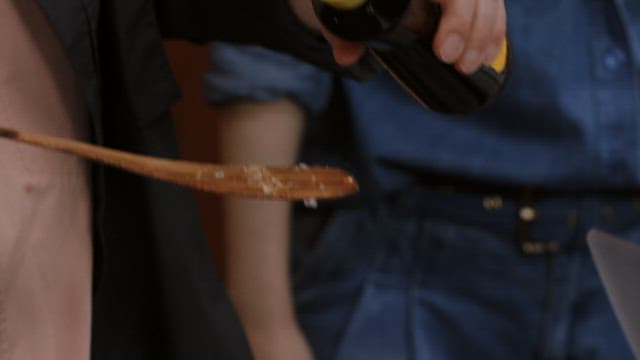 나무 주걱으로 웍에서 볶음밥 요리하기