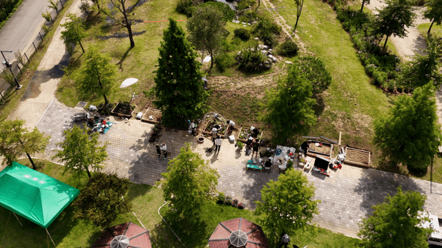 화창한 날 공원에서 정원 가꾸는 사람들