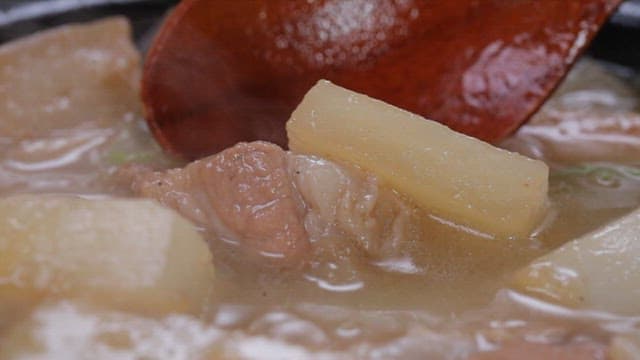 냄비에서 끓고 있는 돼지고기 뭇국 한 숟가락