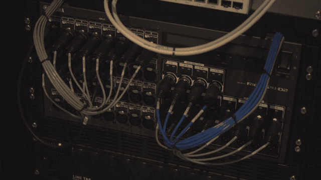 다양한 케이블이 연결된 오디오 장비