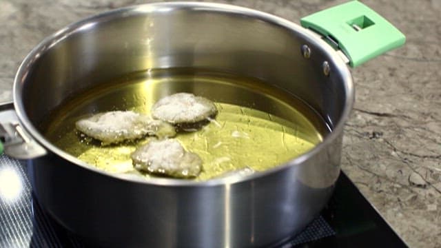 기름에 맛있게 튀겨지는 고급 전복 요리