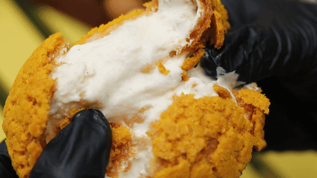 크림이 가득 든 빵을 손으로 가르는 장면