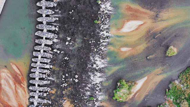 돌다리와 모래가 있는 강