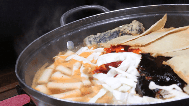 냄비에서 끓고 있는 한국 떡볶이