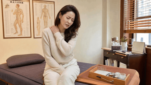 Women suffering from shoulder pain at Korean medicine clinic