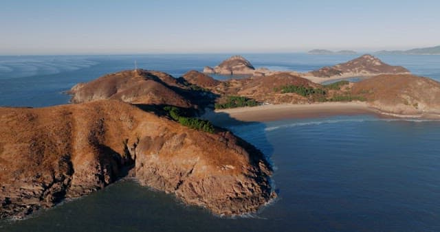 평화로운 해안 언덕과 바다 풍경