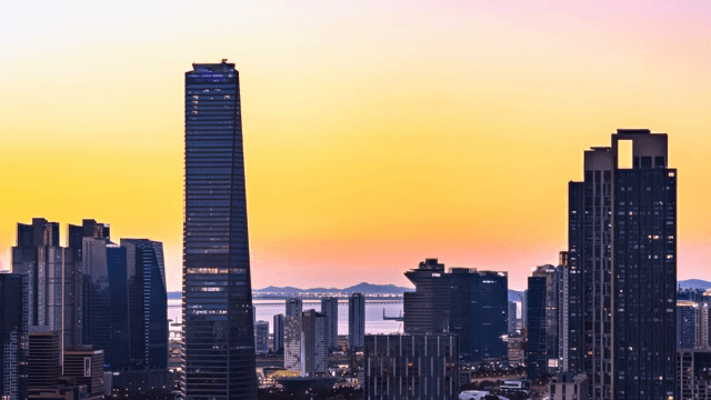 Cityscape transitioning from day to night