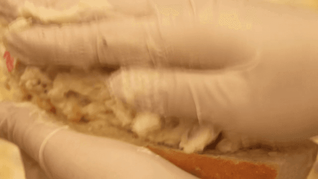 바게트에 감자 샐러드 올리기