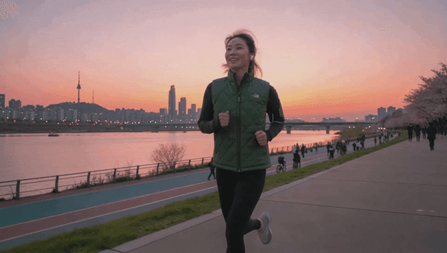 해질녘 강변을 따라 조깅하는 여성
