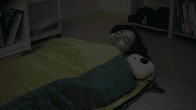 바닥 침낭에 누워 자다가 깬 남성